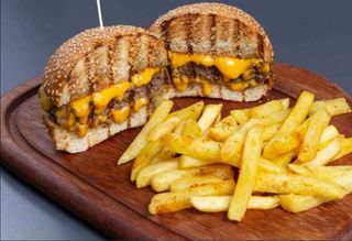 Steak burger cu cartofi prăjiți 