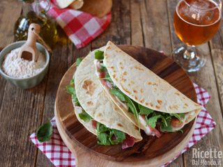 Piadina (Mozzarella, gorgo, pomodoro fresco e salsa piccante)