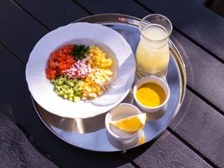 Окрошка з лососем