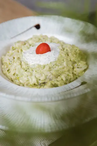 Zeleni rižoto sa lignjama i aromatičnim krem sirom 400 gr