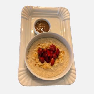 Каша вівсяна з сезонними ягодами на мигдальному молоці 