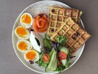 Вафлі з цукіні зі слабосоленою сьомгою та буко (280g)