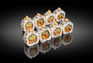 Рол Лосось в кунжуті