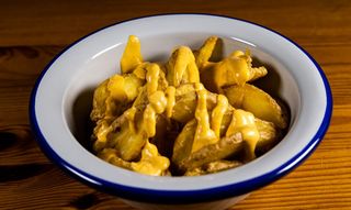 Wedges sa topljenim cheddarom i hrskavom slaninom