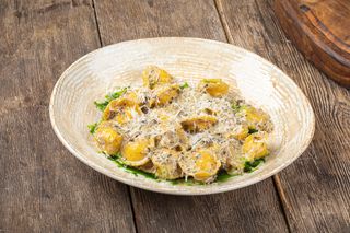 Фирменные пельмени в сливочном соусе (388 гр)