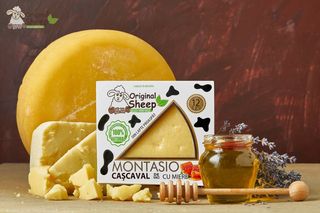 Cașcaval Montasio din lapte de vaci, maturat in miere de albini 