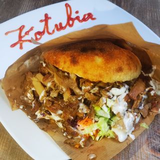 Panino kebab completo di verdure, piccante e yogurt