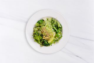 Зеленый салат с авокадо, яблоком, фисташкой и мятным дрессингом с креветками