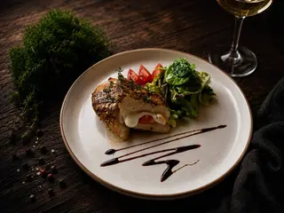 Запечене куряче філе з моцарелою та травами (270г)