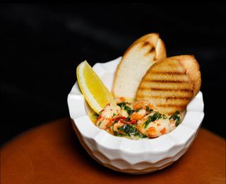 Креветки у винному соусі з хрустким багетом