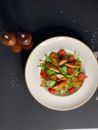 Salata sa hrskavom piletinom