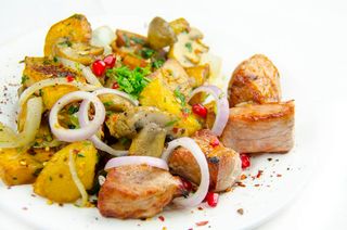 ღორის მწვადი კარტოფილითა და სოკოთი