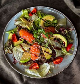 Салат з лососем та крем-сиром (300г)