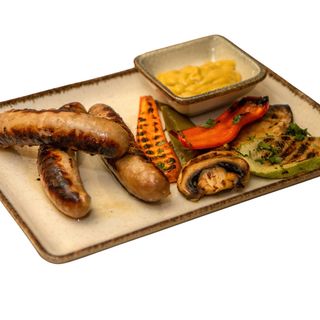 Бирени наденички с гриловани зеленчуци и горчица