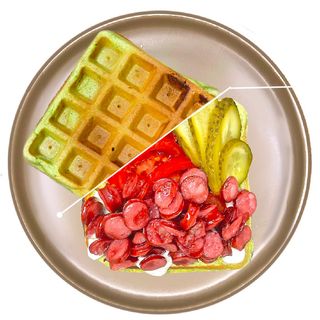 ისპანახის ვაფლი შემწვარი სოსისებით, პომიდორით