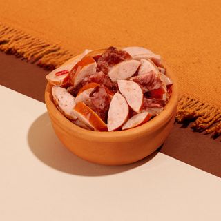 გრილზე შემწვარი ბეკონი და სოსისები ტკბილი ჩილის სოუსში