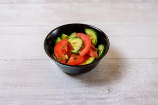 Salată de roșii și castraveți