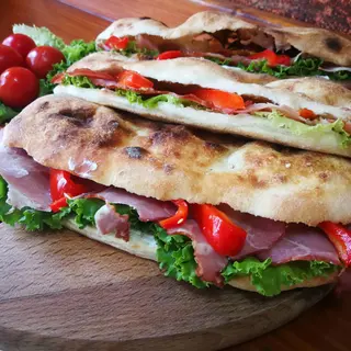 Pizza sendvič sa goveđom pršutom