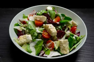 Salata s Grabancijaš sirom, lješnjakom i umakom od maka