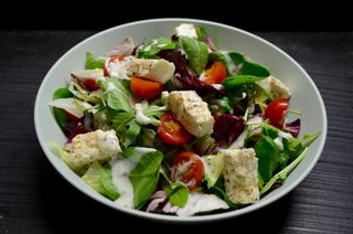 Salata s Grabancijaš sirom, lješnjakom i umakom od maka