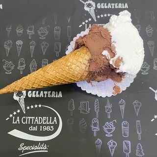 Cono gelato con doppia panna
