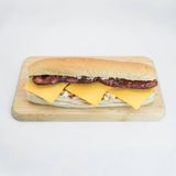 მექსიკური ჰოთ დოგი მდნარი ყველით პურში