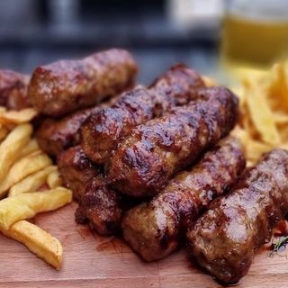 Platou mici - 30 de mici la gratar, 2 portii cartofi prăjiți și 4 pâinici pe vatra incluse