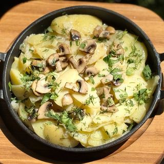 Пательня смаженої картоплі з печерицями
