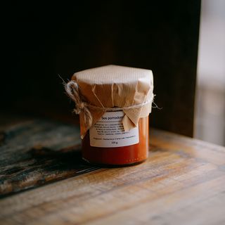 Wolno gotowany sos z pomidorów San Marzano z świeżą bazylią