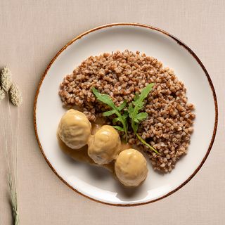 Гречана каша з м'ясними кульками у вершках