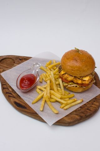 Бургер криспи чикен с картофелем фри