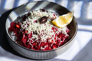 Цвекло с моркови и синьо сирене