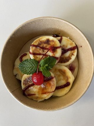 Сирники з вишнею сніданок