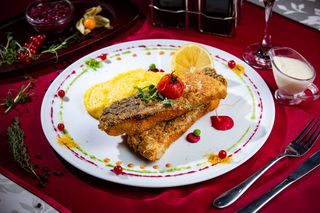 Crap prajit cu mamaliguta si mujdei