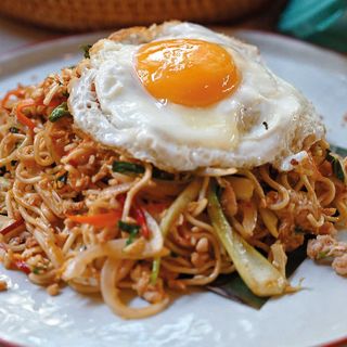 Tallarines con huevo salteado y pollo picado