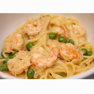 Camarão com Penne ao molho branco (serve 2 pessoas)