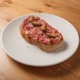 Pane bruscato con salsiccia cruda toscana