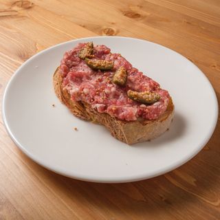 Pane bruscato con salsiccia cruda toscana