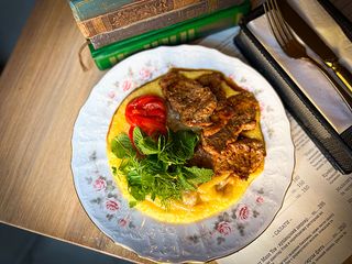 Мамалига з телячими ескалопами та стручковою квасолею (350г)