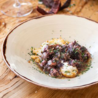 Huevos payeses fritos con patatas y sepionets salteados