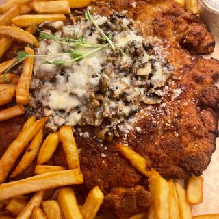 Giga schabowy sezonowy z pieczarkami i serem 