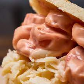 Arepa Con Salchichas Y Salsa Rosa (1 Ud.)