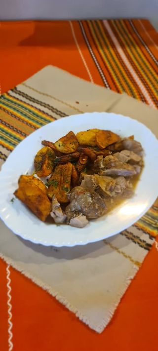 Обезкостен свински джолан с билкови картофи. 