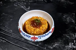 Tartar de somon cu mango și sos yuzu ponzu