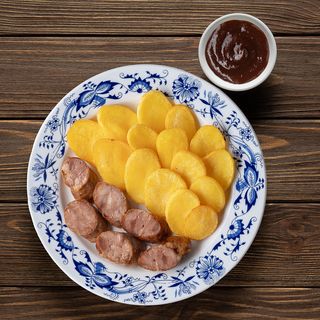 Смажена ковбаска з картопляними кружечками