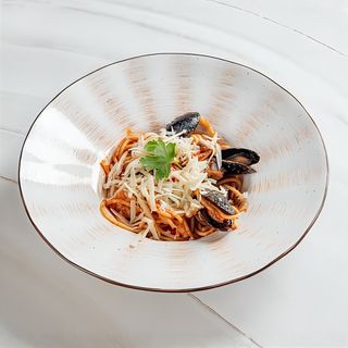 Спагетти с морепродуктами в томатном соусе