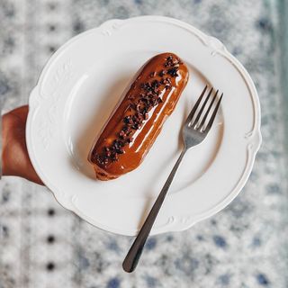 Еклер кава-карамель