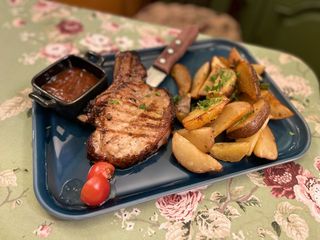 Стейк зі свинини на кістці