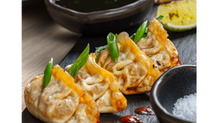 Pierożki gyoza z kurczakiem i warzywami podane z sosem sweet chilli