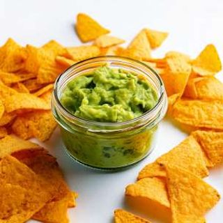 Guacamole casero con nachos crujientes